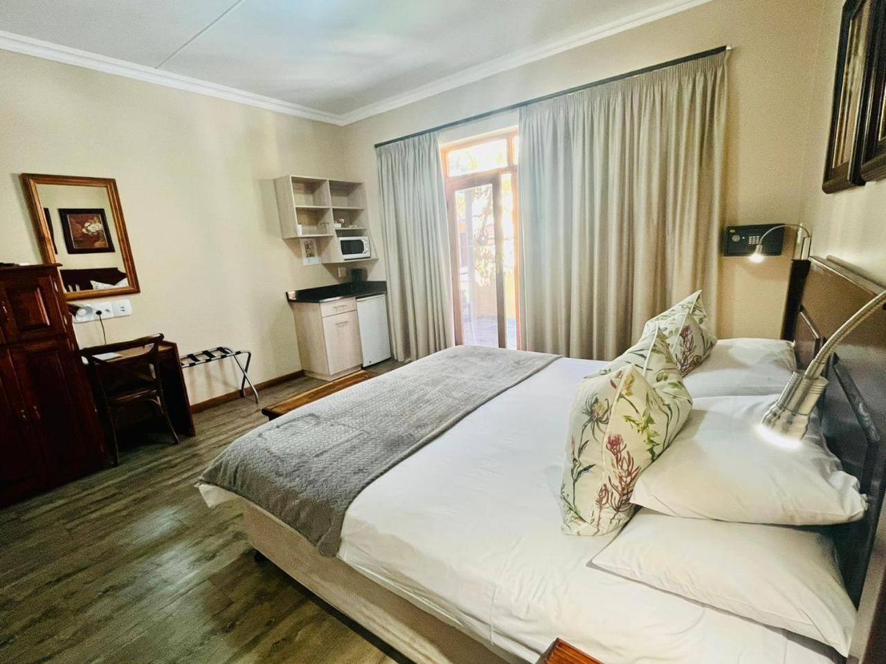17 On Bird Guest House Beaufort West Exterior foto